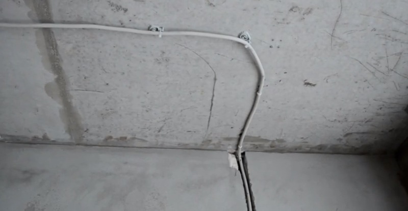 Скрытая электропроводка в стене из пеноблоков